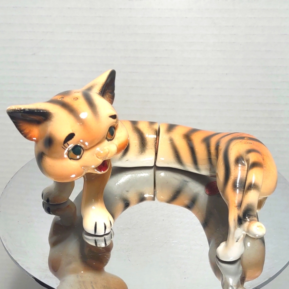 Artmark Stretch Cat Salt & Pepper Shakers